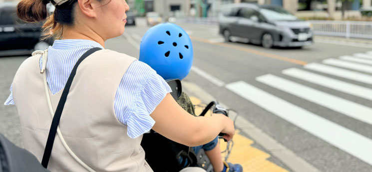 横断歩道で自転車にまたがった人