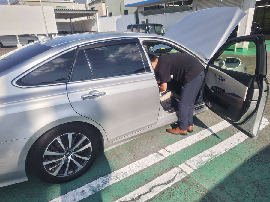 内装や車検証を確認